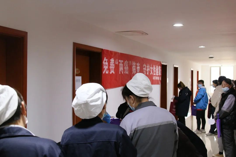 河北金博士衛生用品有限公司聯合滿城區衛健局，組織專業醫生來公司為員工進行免費體檢